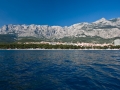 Blick auf den Strand von Makarska vom Meer. Das kristallklare Wasser ist frei von jeglicher Verschmitzung oder Algen.