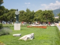 Statue von Franjo Tu?man, erster Prasident von Kroatien. Dahinter findet man einen Park mit einem Spielplatz.