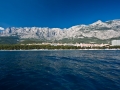 Blick auf den Strand von Makarska vom Meer. Das kristallklare Wasser ist frei von jeglicher Verschmitzung oder Algen.