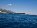 Blick auf den Strand von Makarska vom Meer. Das kristallklare Wasser ist frei von jeglicher Verschmitzung oder Algen.