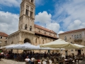 St.-Laurentius-Kathedrale aus dem 13. Jahrhundert. Das westliche Hauptportal ist ein Meisterwerk von Radovan und das wichtigste Werk im romanisch- gotischen Stil in Kroatien. Entspannen Sie sich in einem Strassencafe vor der Kirche bei einem gunstigen Kaffee.