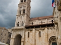 St.-Laurentius-Kathedrale aus dem 13. Jahrhundert. Das westliche Hauptportal ist ein Meisterwerk von Radovan und das wichtigste Werk im romanisch- gotischen Stil in Kroatien.