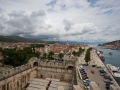 Die Festung Camerlengo am Rande der Altstadt wurde  im 15. Jahrhundert errichtet. Im Hintergrund die Altstadt von Trogir.